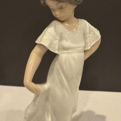 NAO by Laredo “How Pretty!”