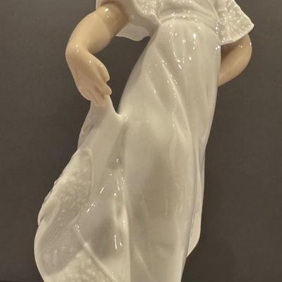 NAO by Laredo “How Pretty!”