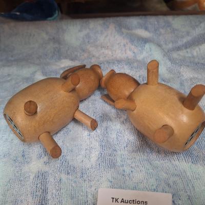 Wood pig salt and pepper shakers