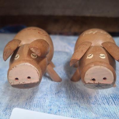 Wood pig salt and pepper shakers