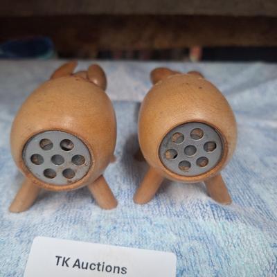 Wood pig salt and pepper shakers