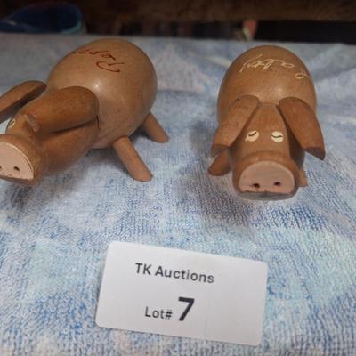 Wood pig salt and pepper shakers
