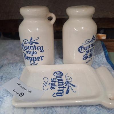 Country style salt and pepper shaker and tray