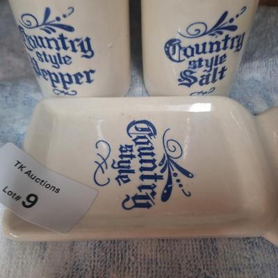 Country style salt and pepper shaker and tray
