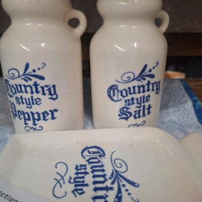Country style salt and pepper shaker and tray