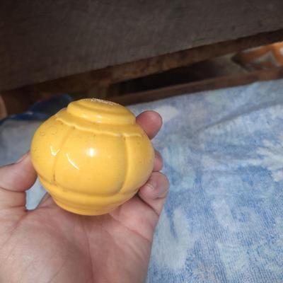 Yello salt shaker- Homer Laughlin?