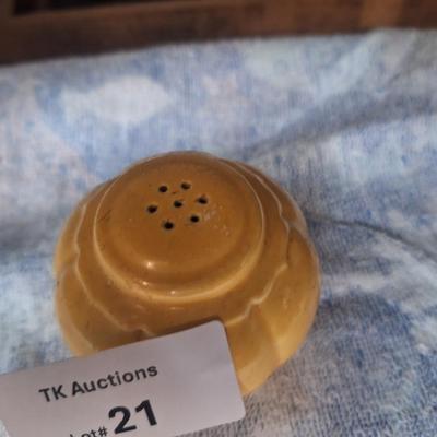 Yello salt shaker- Homer Laughlin?