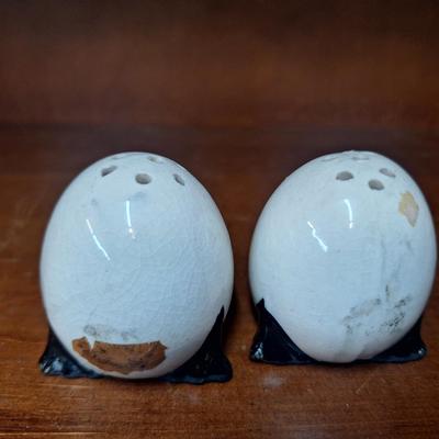 Egg salt and pepper shakers