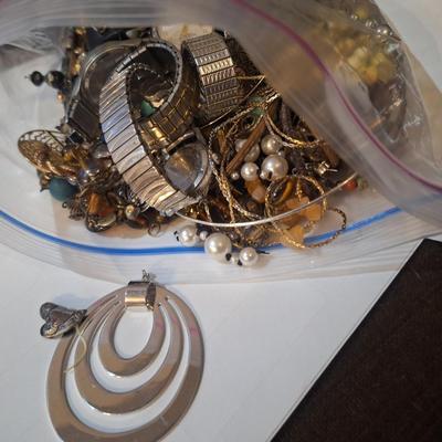 bag of jewery pieces- some may be broken or mismatched