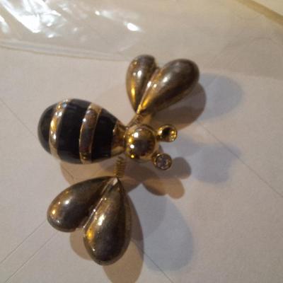 bee brooch