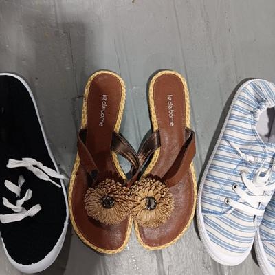 2 PAIRS OFF DEPT 222 SHOES AND LIZ CLAIBORNE SANDALS SIZE 7 1/2