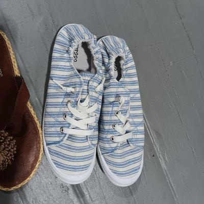 2 PAIRS OFF DEPT 222 SHOES AND LIZ CLAIBORNE SANDALS SIZE 7 1/2