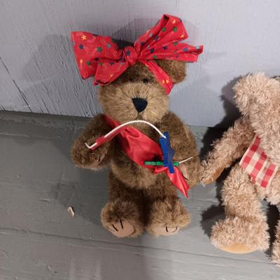 A COLLECTION OF BOYD'S BEARS