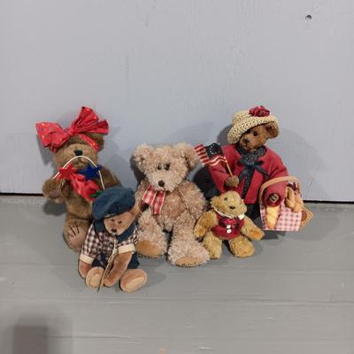 A COLLECTION OF BOYD'S BEARS