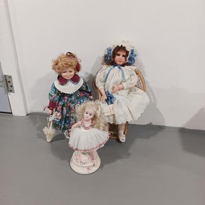 2 PORCELAIN DOLLS AND 1 MUSICAL ROTATING DOLL