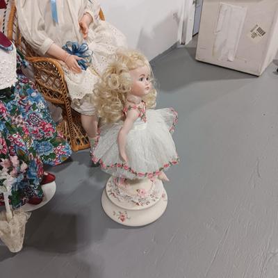 2 PORCELAIN DOLLS AND 1 MUSICAL ROTATING DOLL