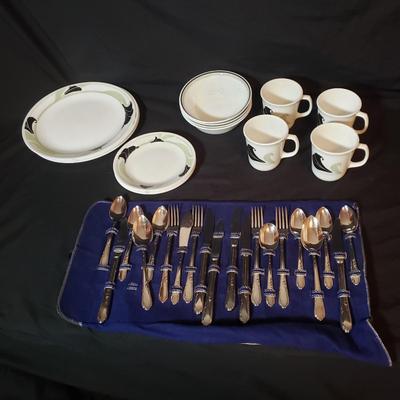 Corning Ware/Corelle "Black Orchid" Dish Set of Four W/ Oneida Flatware (K-KD)