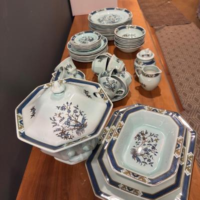 Vintage Ming Toi Porcelain Dinnerware Set – Blue & Gold Floral – Large Service with Tureen & Platters