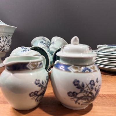 Vintage Ming Toi Porcelain Dinnerware Set – Blue & Gold Floral – Large Service with Tureen & Platters