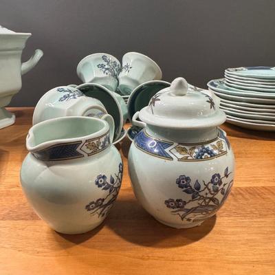 Vintage Ming Toi Porcelain Dinnerware Set – Blue & Gold Floral – Large Service with Tureen & Platters