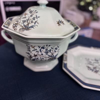 Vintage Ming Toi Porcelain Dinnerware Set – Blue & Gold Floral – Large Service with Tureen & Platters