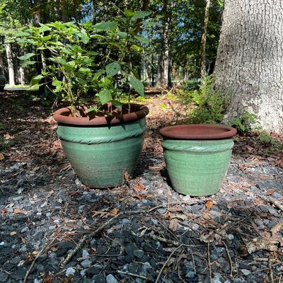 O981 Pair Of Large & Small Glazed Pots