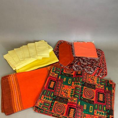 K999 Large Lot Of Vintage Patterned Table Linens