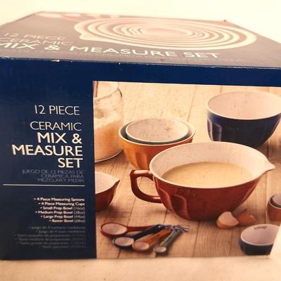 Lot #79 12 pc. Ceramic Mix & Measure Set - new in box