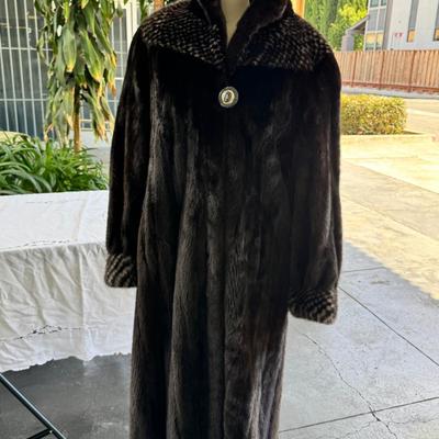 Sale Photo Thumbnail #49: In Gorgeous condition with a vibrant printed lining, big single button with fold over snaps for the other closures.  Mink has a drop shoulder, fabulous patterned cuffs,collar,  Inner tie and Pockets !