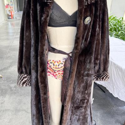 Sale Photo Thumbnail #51: In Gorgeous condition with a vibrant printed lining, big single button with fold over snaps for the other closures.  Mink has a drop shoulder, fabulous patterned cuffs,collar,  Inner tie and Pockets !
