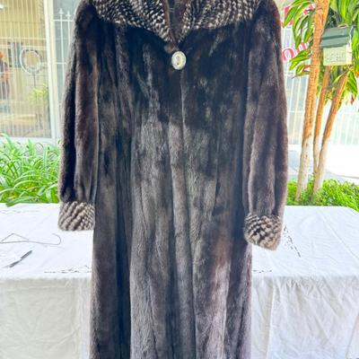 Sale Photo Thumbnail #40: In Gorgeous condition with a vibrant printed lining, big single button with fold over snaps for the other closures.  Mink has a drop shoulder, fabulous patterned cuffs,collar,  Inner tie and Pockets !