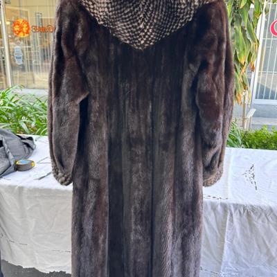 Sale Photo Thumbnail #46: In Gorgeous condition with a vibrant printed lining, big single button with fold over snaps for the other closures.  Mink has a drop shoulder, fabulous patterned cuffs,collar,  Inner tie and Pockets !