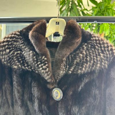 Sale Photo Thumbnail #41: In Gorgeous condition with a vibrant printed lining, big single button with fold over snaps for the other closures.  Mink has a drop shoulder, fabulous patterned cuffs,collar,  Inner tie and Pockets !
