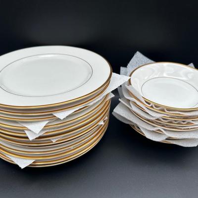Jackson China “Featherweight” Dinnerware Set