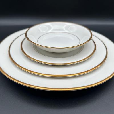Jackson China “Featherweight” Dinnerware Set