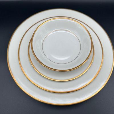 Jackson China “Featherweight” Dinnerware Set