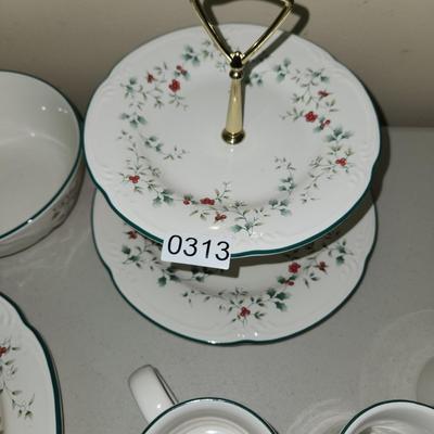 Pfaltzgraff Winterberry China lot Many with boxes