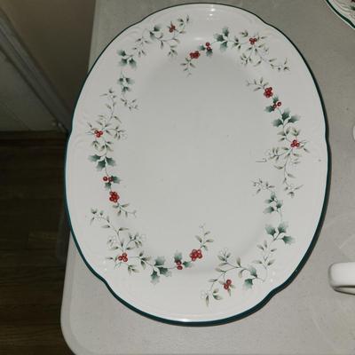 Pfaltzgraff Winterberry China lot Many with boxes
