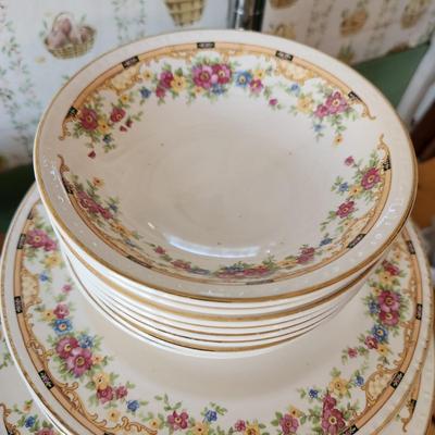 Lot of Geogian Dinnerware U.S.A. Plates Bowls Cups & Saucers, Server ,