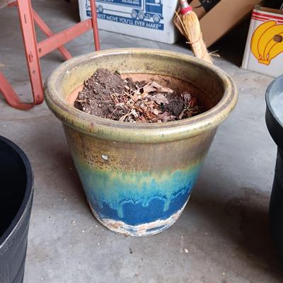 AN ASSORTMENT OF FLOWER POTS