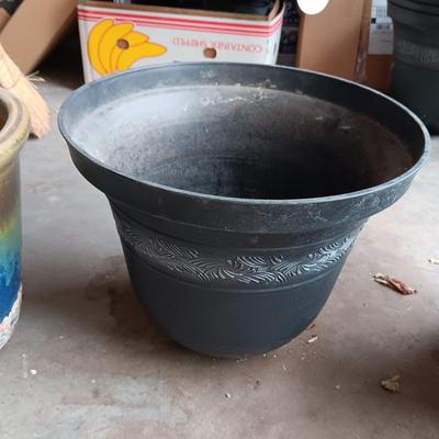 AN ASSORTMENT OF FLOWER POTS