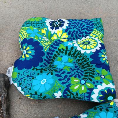 2 NEW CHAIR CUSHIONS AND SOME FLOWER POTS