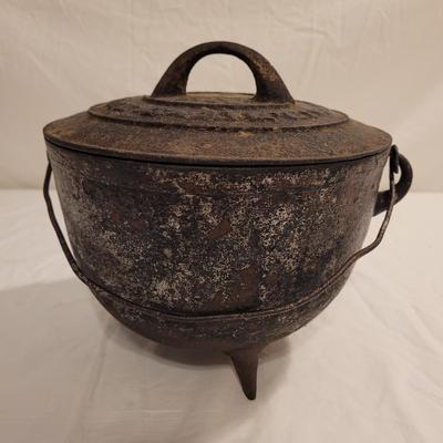 Cast Iron Fair Day and DeKlyne Footed Dutch Oven (FE-EL)