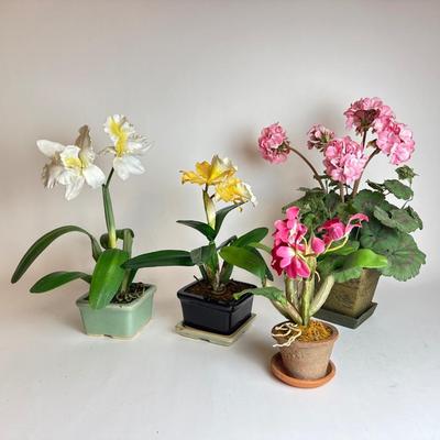 O489 Silk Flowers in Pots