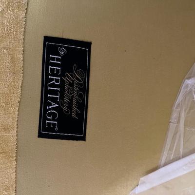 Gold Crushed Velvet Settee (B1)
