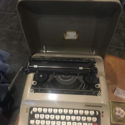 Underwood 319 Typewriter in Hard Case
