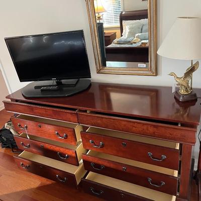 Dresser with 8 Drawers (B1)