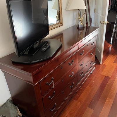 Dresser with 8 Drawers (B1)