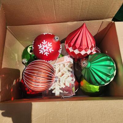 Outdoor Holiday Christmas Decor Oversize Ornaments Lighted Wreaths