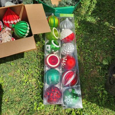 Outdoor Holiday Christmas Decor Oversize Ornaments Lighted Wreaths